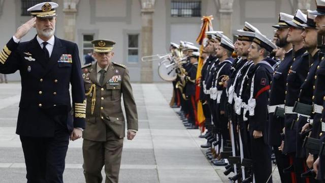 El Rey, ayer en el Arsenal Militar de Ferrol. |  K. D.