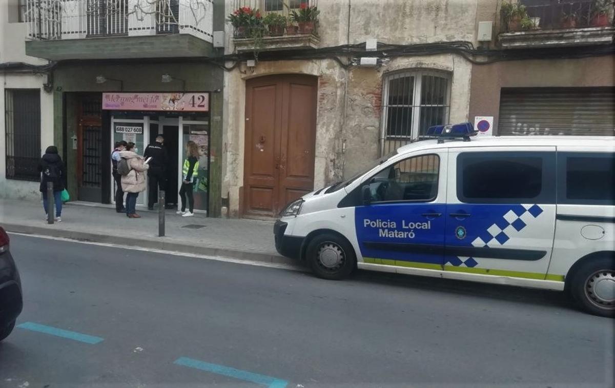 Un operatiu policial detecta suposada prostitució encoberta a quatre locals de Mataró