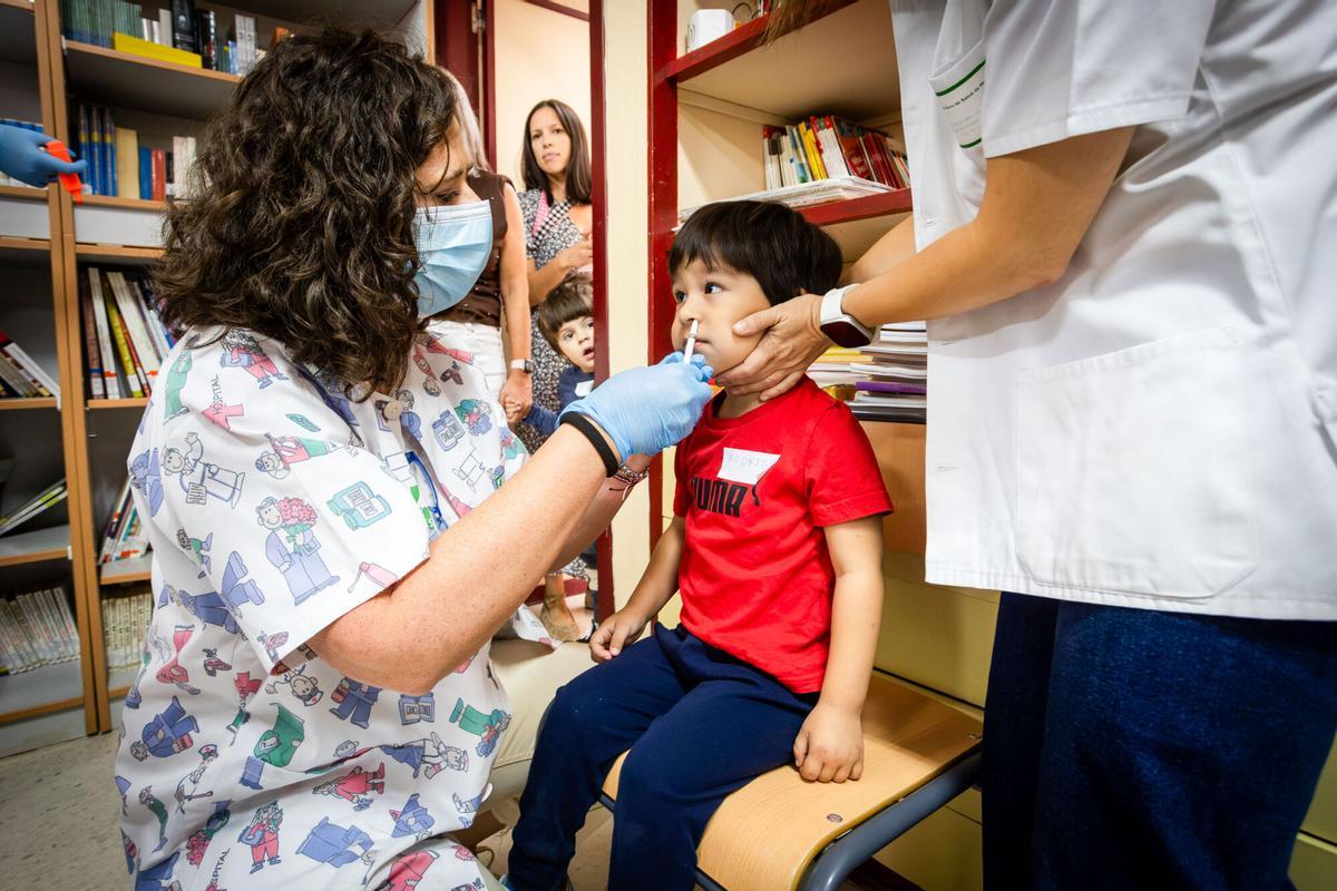 MÉRIDA, 01/10/2026.- Un niño recibe la vacuna de la gripe en un centro educativo de Mérida este jueves. Extremadura pone en marcha por primera vez la campaña de vacunación escolar frente a la gripe en los propios centros educativos, que se desarrollará desde este jueves hasta el 15 de octubre y permitirá inmunizar a los alumnos de entre 3 y 11 años de 466 colegios extremeños, previa autorización de los padres por escrito. EFE/ Jero Morales