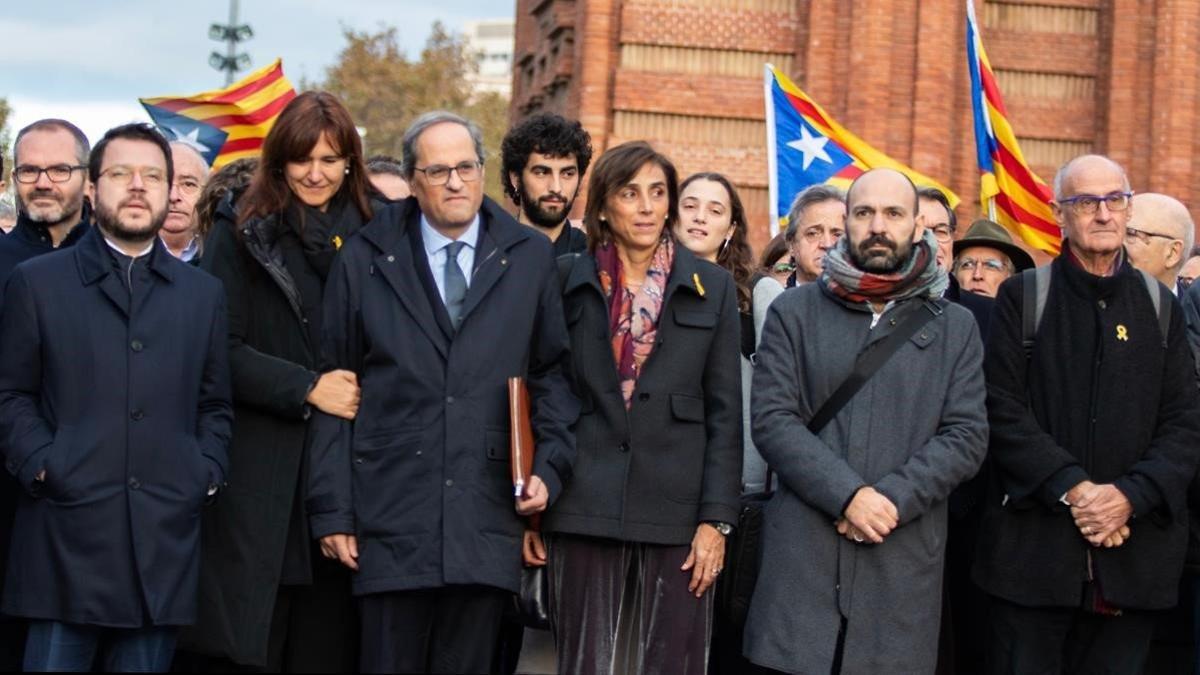 Aragonès (izquierda), junto a Laura Borràs, que encabezó la lista de JxCat al Congreso, y otros dirigentes independentistas acompañan a Torra al TSJC, este lunes.