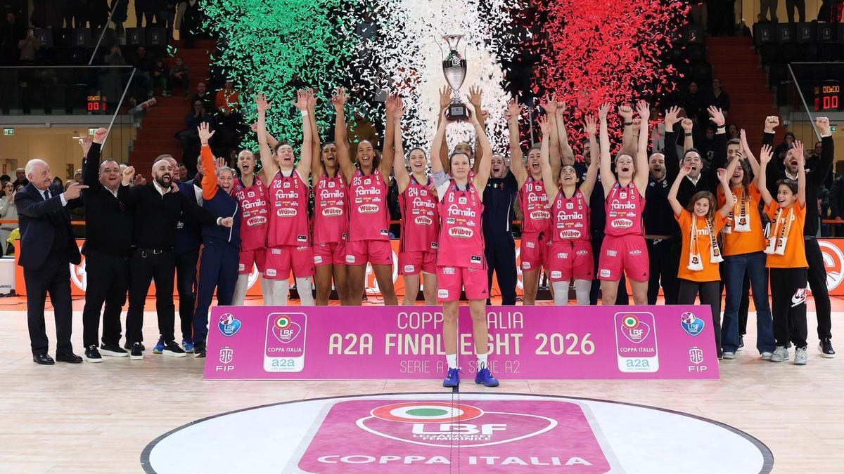Las campeonas, con Víctor Lapeña, celebran el título este martes.