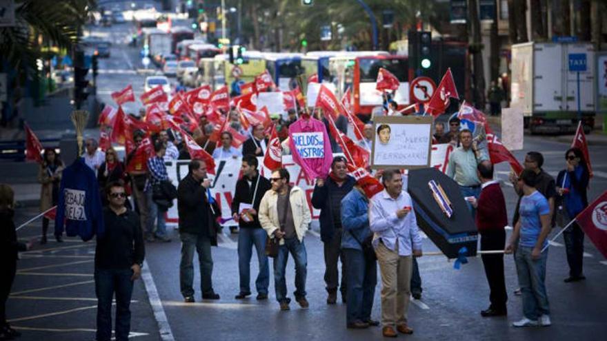 Los manifestantes durante su recorrido por un carril de Alfonso El Sabio.