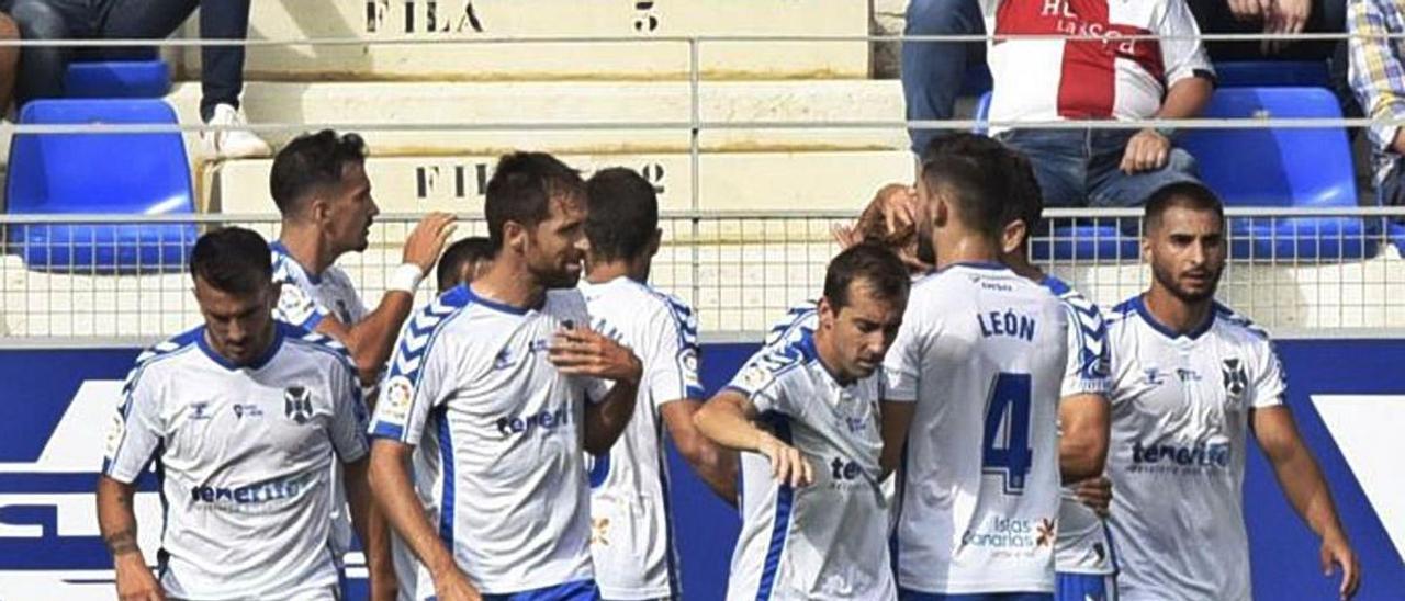 Celebración de los jugadores del Tenerife en Huesca tras el gol anotado por Alexandre Corredera.