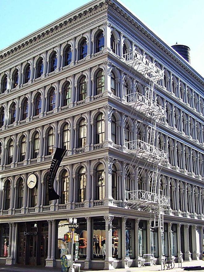 Edificio Haughwout (Nueva York). El mítico edificio E. V. Haughwout es un inmueble histórico ubicado en el Soho de Nueva York. Ortega se hizo con él por 133 millones de euros en 2015. La capital estadounidense es otra de sus ubicaciones predilectas para invertir. | L.O.