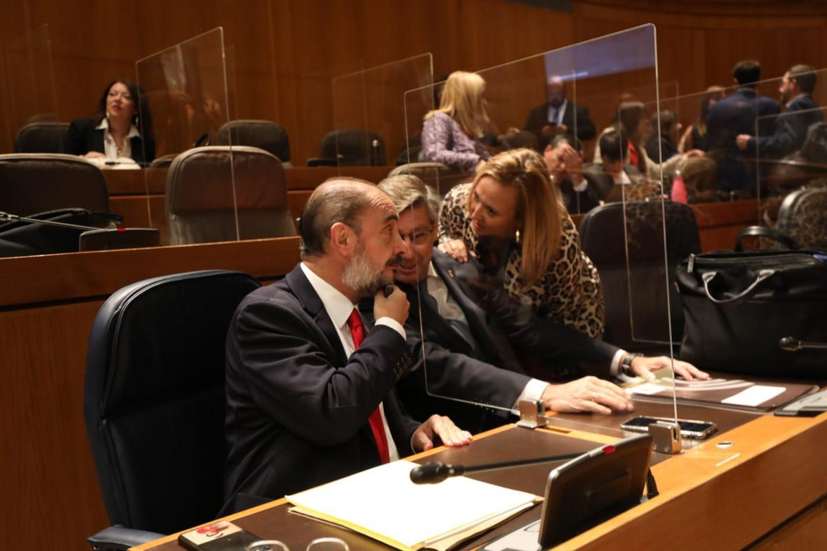 El presidente Javier Lambán junto al vicepresidente Arturo Aliaga y la consejera de Presidencia, Mayte Pérez.