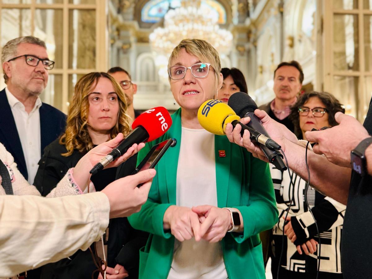 Papi Robles junto a regidores de Compromís antes de un pleno en València.