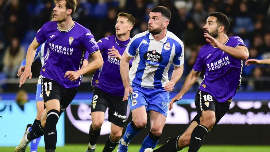Pablo Vázquez concurre a un centro ante tres jugadores del Córdoba.