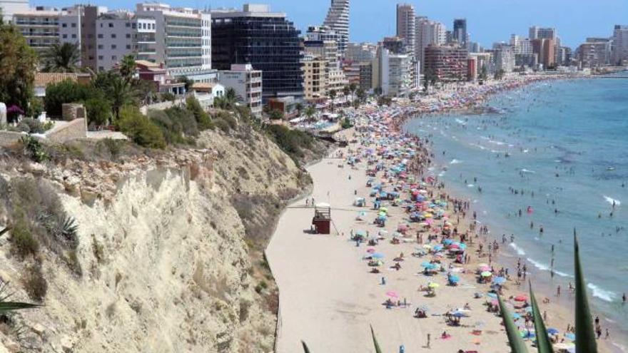 El erosionado acantilado de la playa del Borumbot