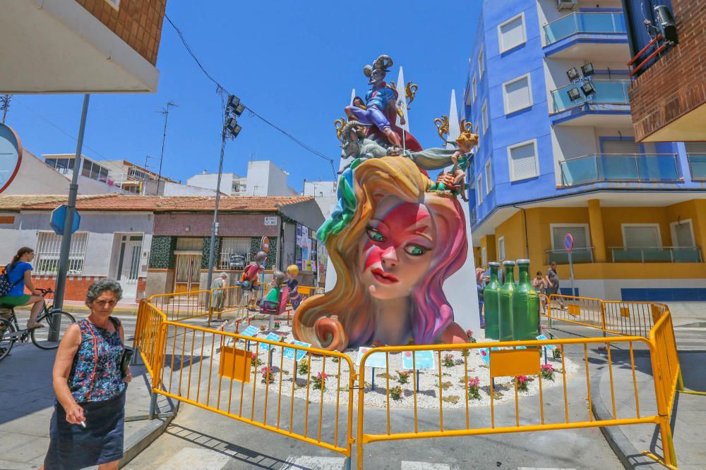 La espectacular Hoguera de Molinos del Calvario de Torrevieja ya está instalada en el barrio. La fiesta de San Juan cumple 25 años.