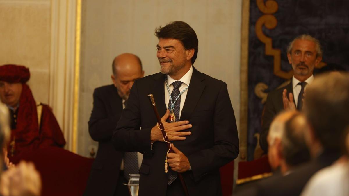 Luis Barcala, con el bastón de mando, tras ser investido de nuevo alcalde de Alicante.