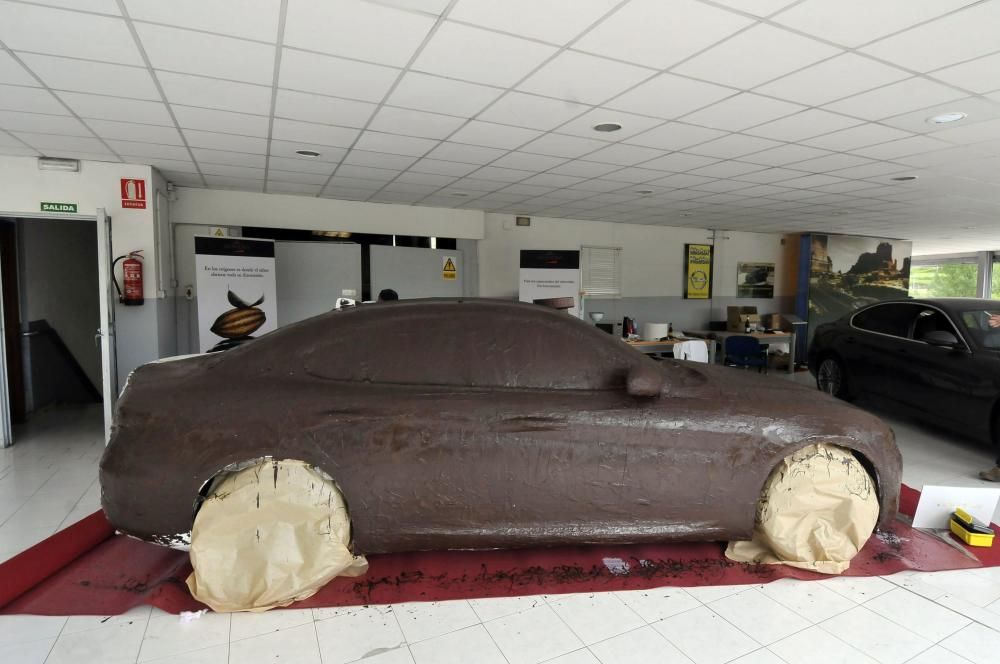 El pastelero Toño Argüelles cubre de chocolate un coche