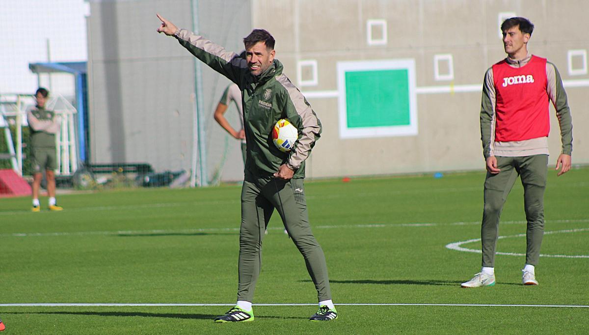 David Albelda, técnico, da instrucciones a los jugadores en el entrene de este jueves.