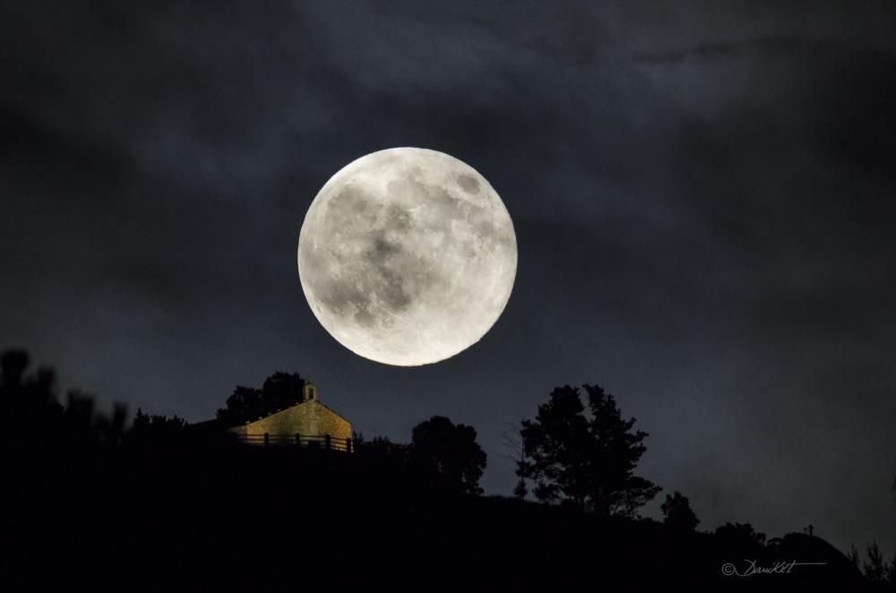 La Luna sobre la Capilla de San Roque en Viveiro.