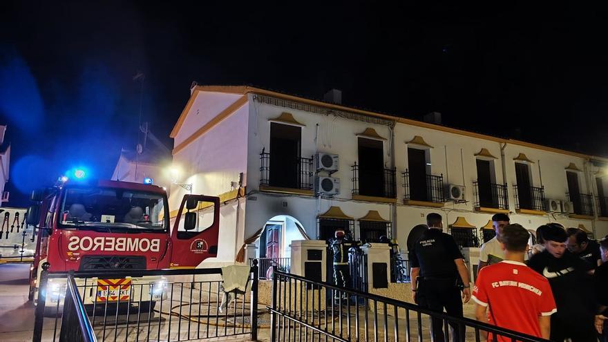 Un vecino de Palma del Río es rescatado por sus vecinos en el incendio de su casa