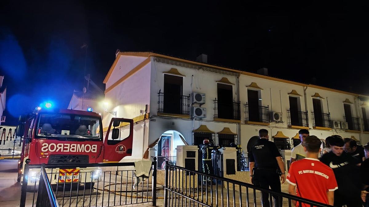 Bomberos y Policía Local en el lugar donde se registró el incendio de este viernes en Palma del Río.