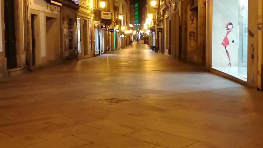 Así estaban las calles de A Coruña en la noche del viernes de Carnaval