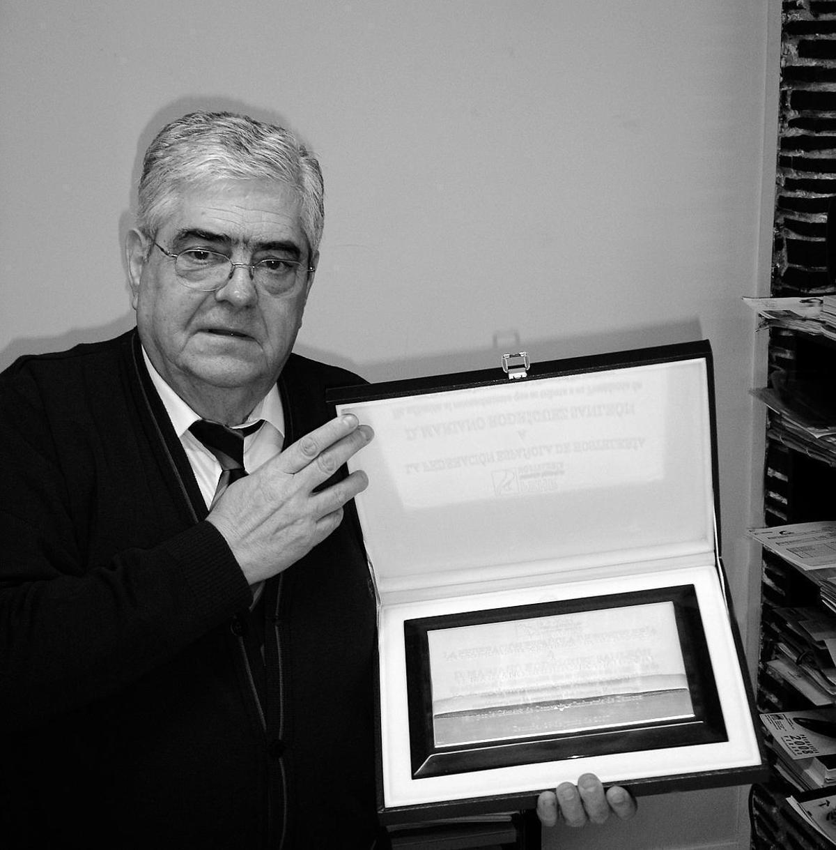 Mariano recibe una plaza de la Asociacin Espaola de Hostelera que presidi