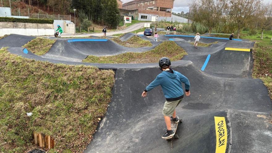 A nova pista de pumptruck é asiduamente visitada pola mocidadedende a súa apertura.   | // D.P.