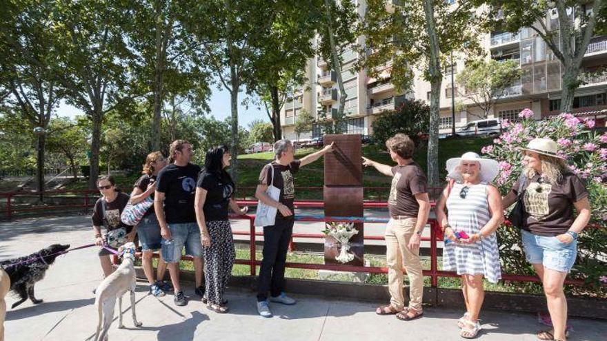 Zaragoza coloca una placa contra el maltrato animal en el antiguo minizoo