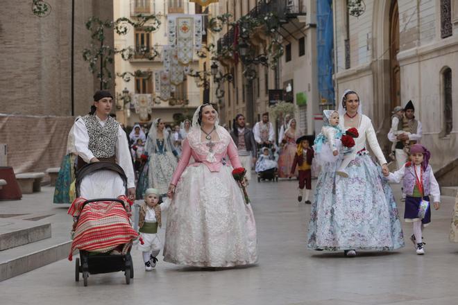 Todas las fotos de la ofrenda del 18 de marzo por la calle San Vicente hasta las 18:30 horas