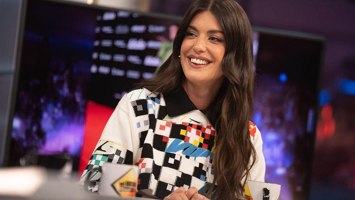 Dulceida y su conjunto inspirado en la Fórmula1 para divertirse en 'El Hormiguero'