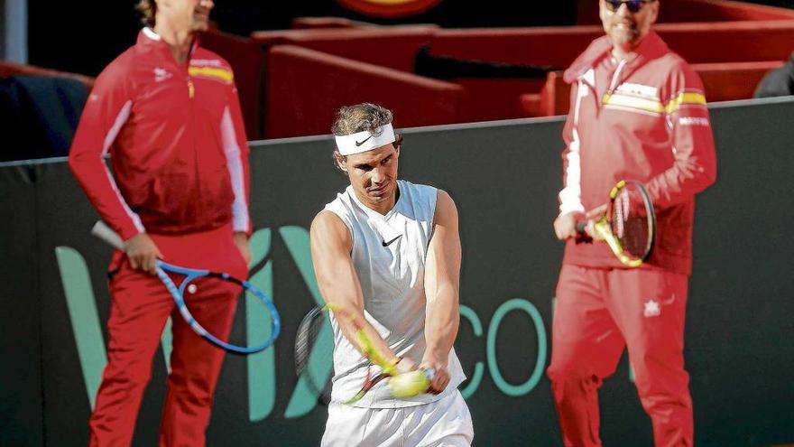 Nadal se entrena bajo la mirada de su técnico, Carlos Moyá, y del capitán Sergi Bruguera.