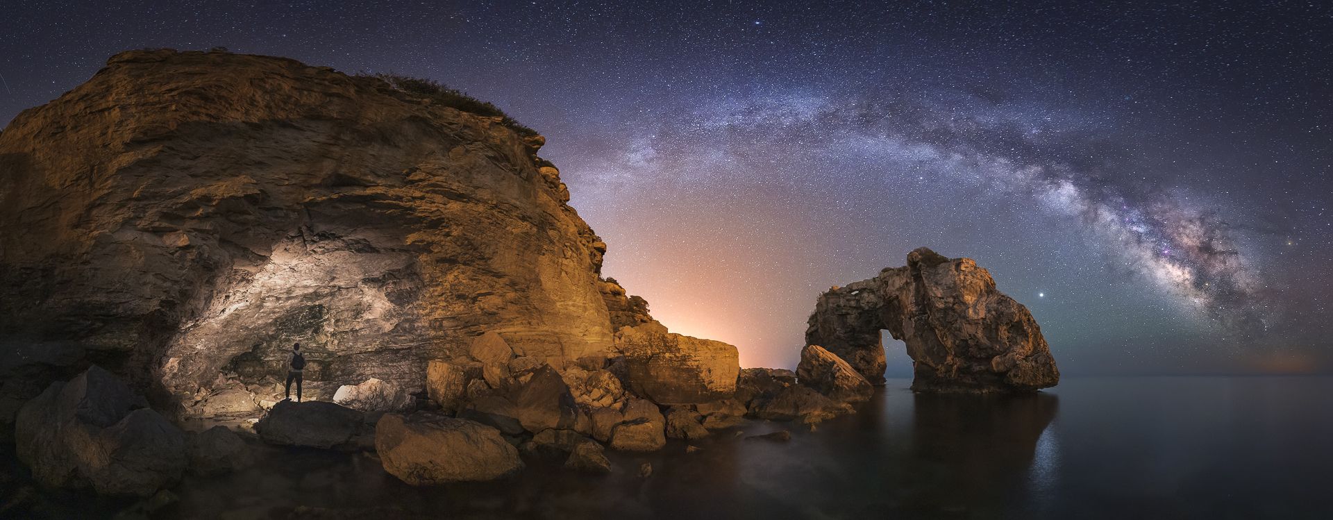 LOS ARCOS Y LA CUEVA - Marc Marco Ripoll (España) - Mención de Honor: Hombre en Montaña-Naturaleza