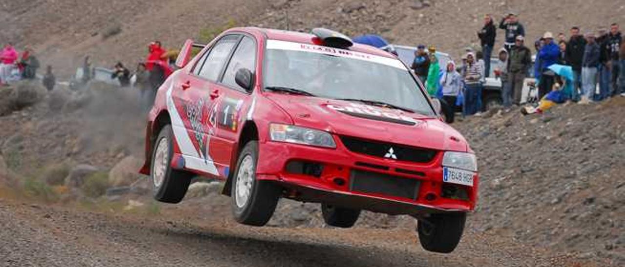 Gilberto Hernández y Moisés Rodríguez con Mitsubishi EVO IX.