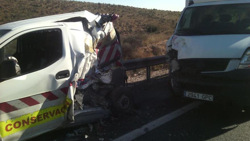 El camión ha chocado con la furgoneta, que, a causa del impacto, ha chocado con el coche