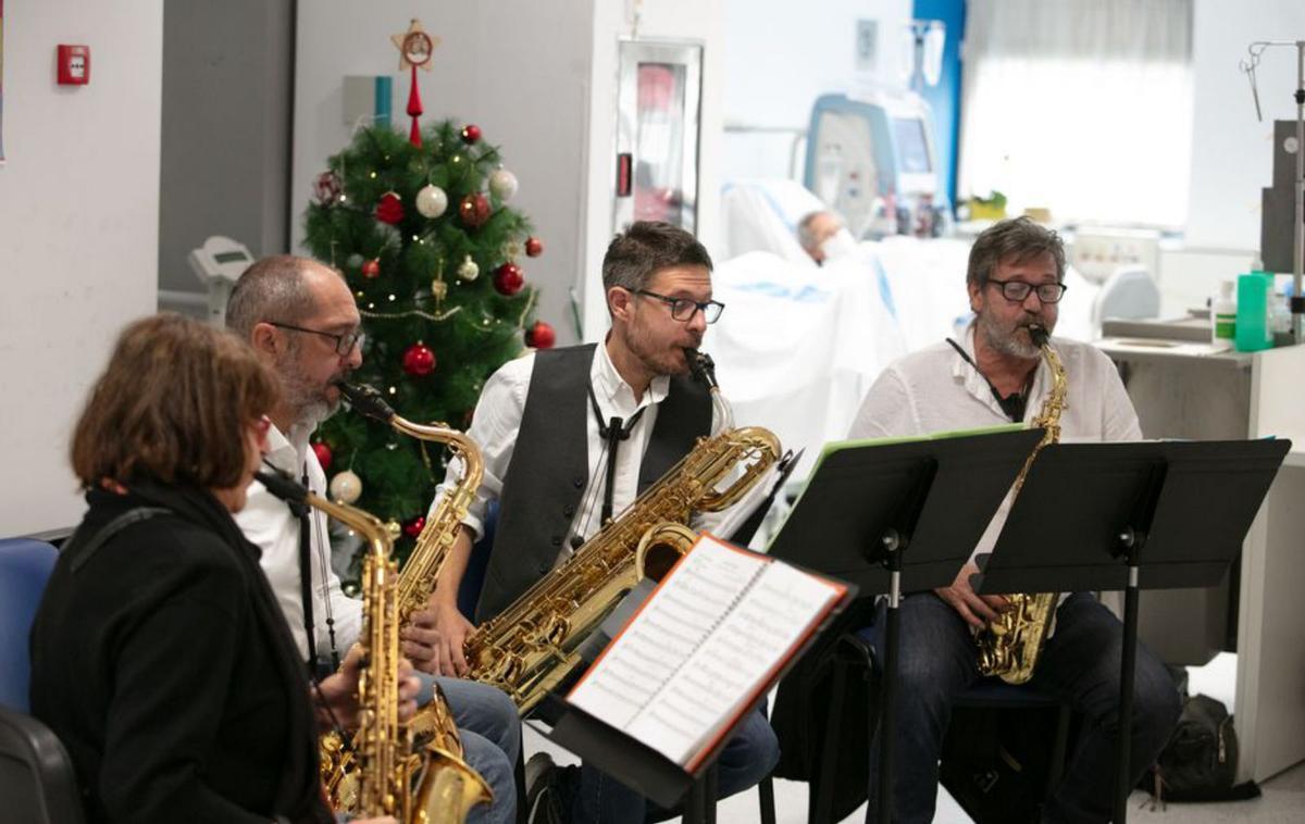 El cuarteto Pitiusax toca en la sala de hemodiálisis del Hospital Can Misses. | VICENT MARÍ