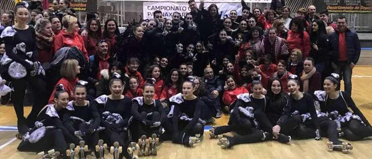 Deportistas y aficionados tras ganar el título gallego. FdV