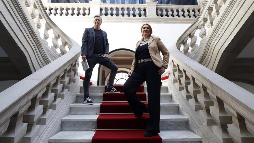María Gracia Amandi y Jorge de Uña, en la escalinata de la casa consistorial de Pontevedra.