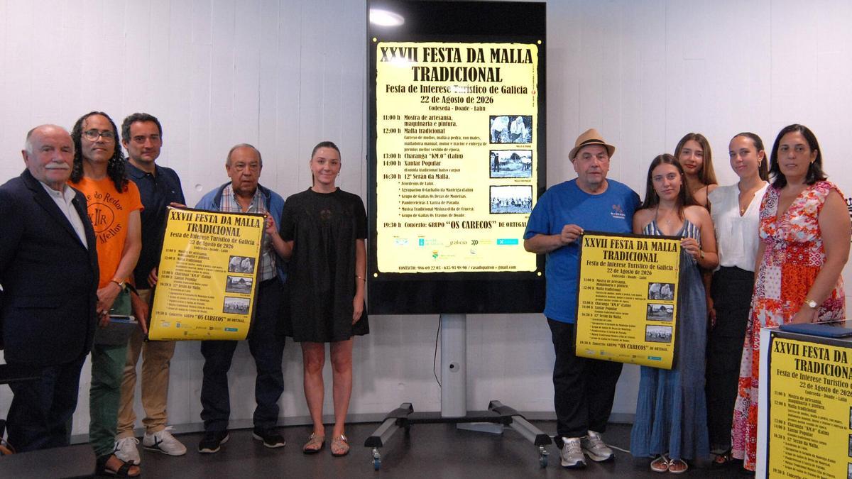 A concelleira de Cultura Begoña Blanco, xunto a membros da organización da Festa da Malla de Doade.