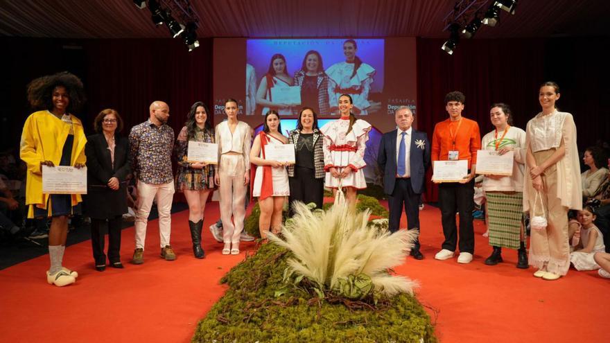 Gañadores do certame de Noveis Deseñadores coas autoridades que entregaron os premios /c.c.