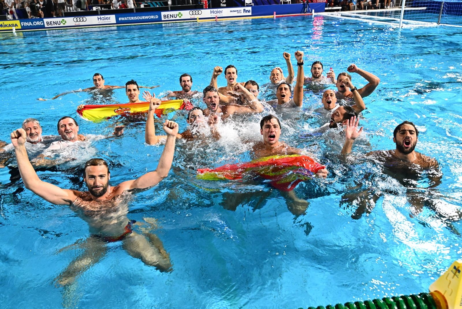 Los jugadores de la selección española celebran el triunfo en la final del Mundial ante Italia.