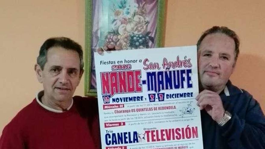 José Villamarín y José Luis Rodríguez, ayer, con el cartel de las fiestas de San Andrés de Nande.