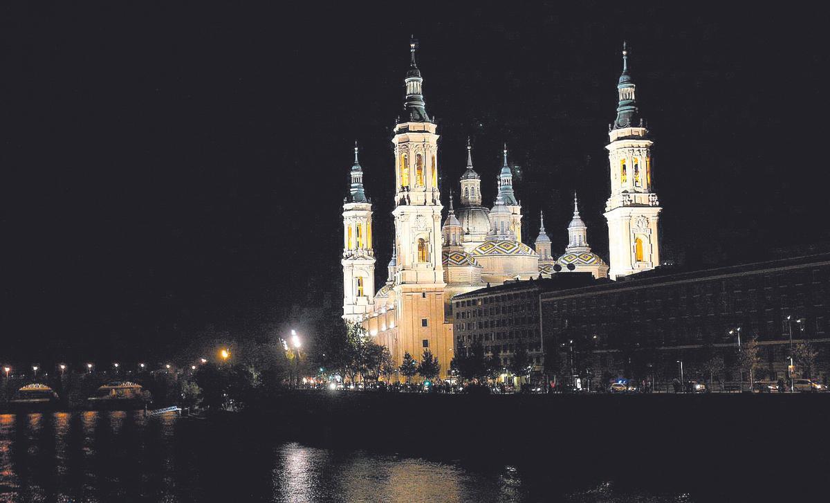 VISTA NOCTURNA DE LA BASILICA DEL PILAR Y EL RIO EBRO DESDE EL PUENTE DE SANTIAGO.RELIGION. CATEDRALES, BASILICAS E IGLESIAS. BASILICA DEL PILAR.ANGEL DE CASTROCAMARA DIGITAL