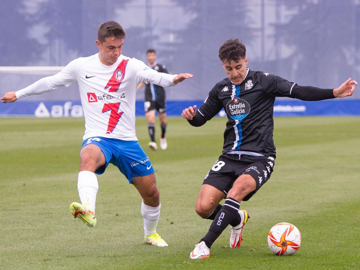 Diego Aguirre intenta regatear con la pelota cercana a su pie a un defensor local. | // LOF