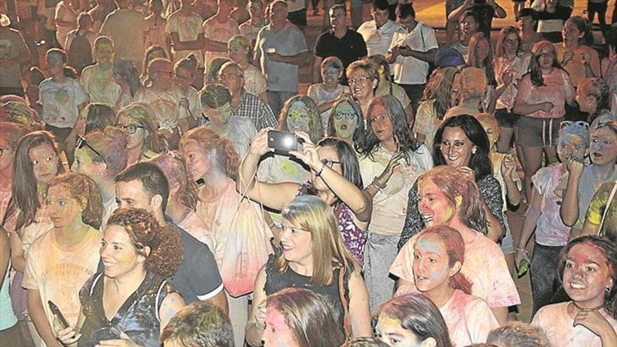 La quedada colour run de villa del río pinta las caras de decenas de vecinos