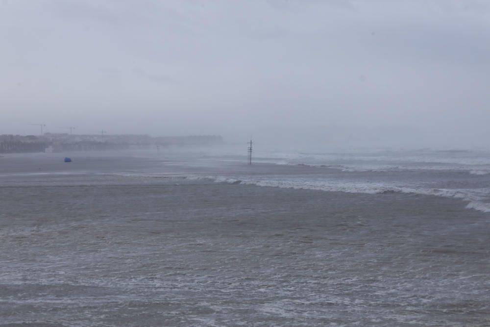 Efectos del temporal en la playa de la Malvarrosa.