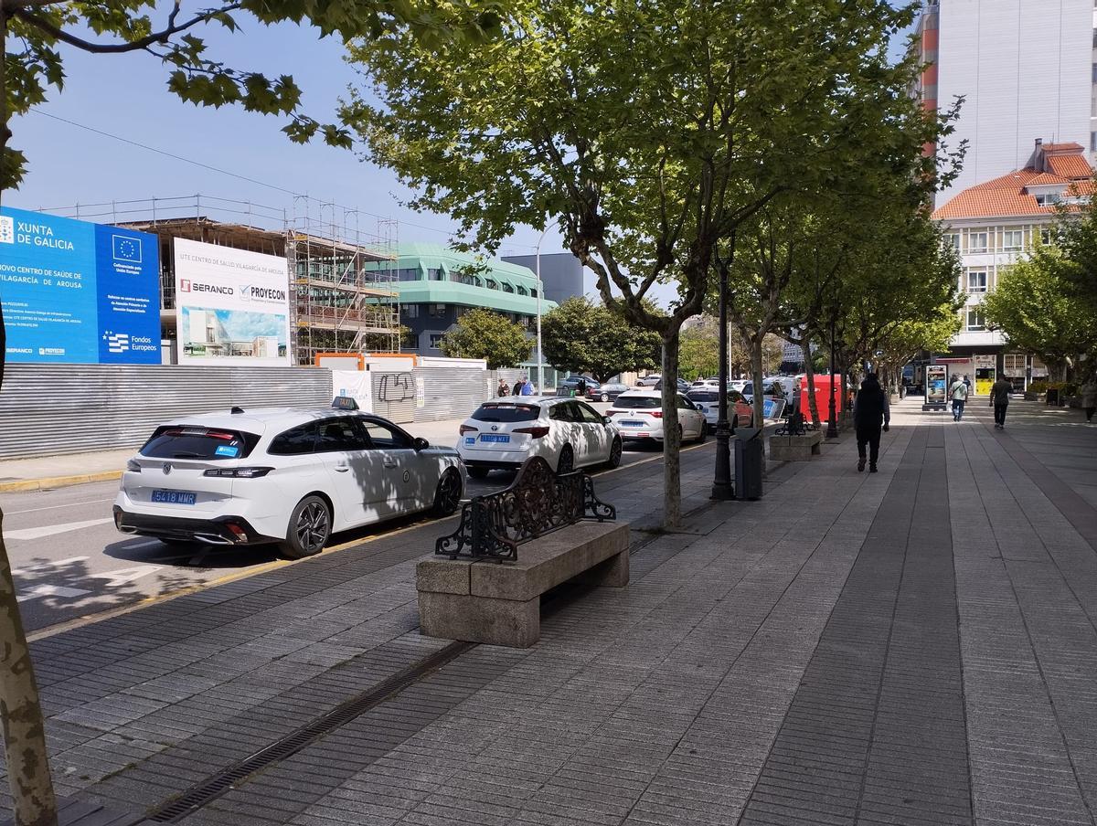 Taxistas estacionados en A Mariña (Vilagarcía), este viernes por la mañana.