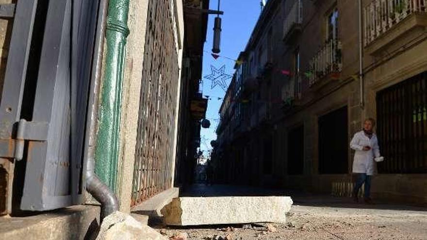 Cascotes y la piedra que cayó del balcón. // Gustavo Santos