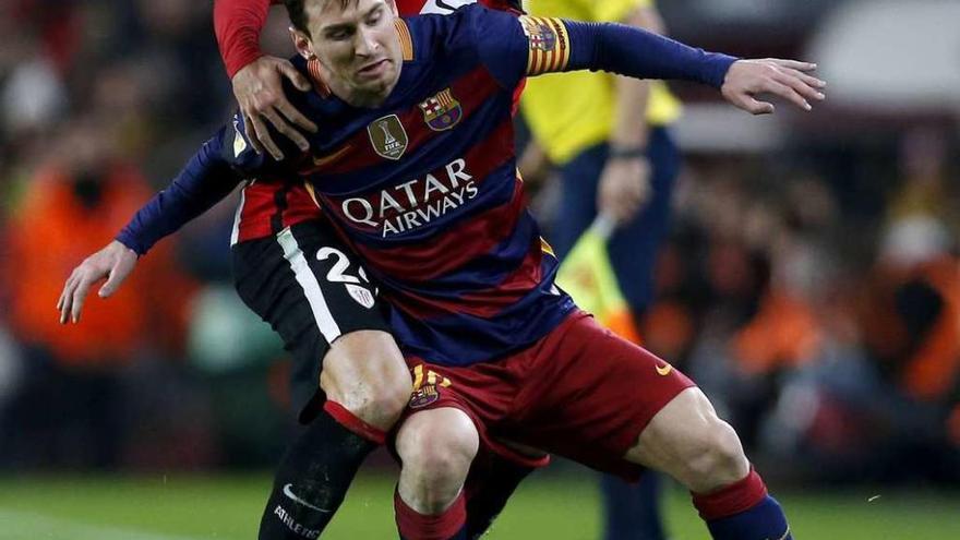 Messi protege el balón ante la insistencia de Balenziaga, ayer en el Camp Nou.