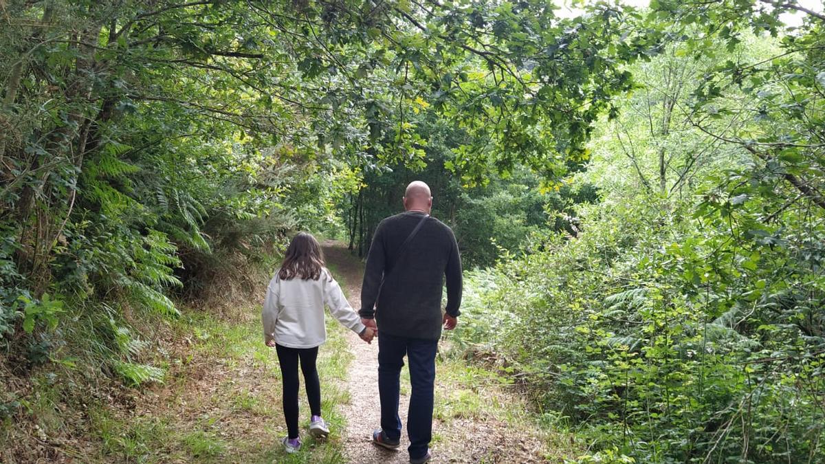 Alberto pasea con su hija por la Sierra de la Culebra