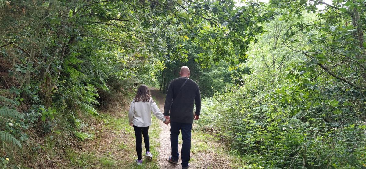 Alberto pasea con su hija por la Sierra de la Culebra