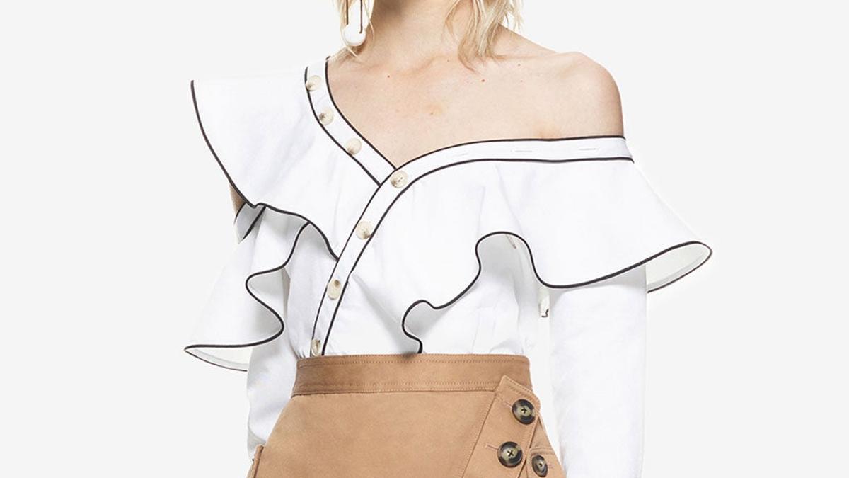 La camisa asimétrica que está causando furor entre las bloggers de moda