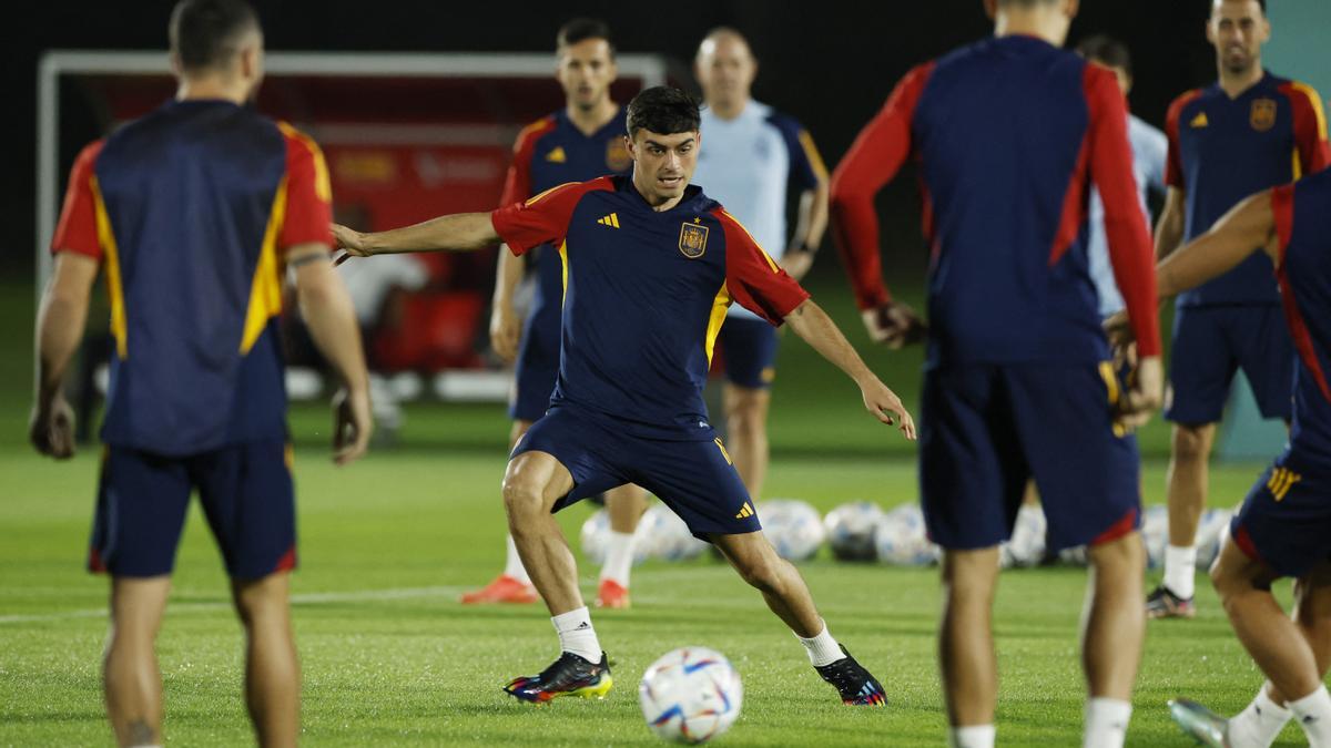FIFA World Cup Qatar 2022 - Spain Training. Pedri, en acción, durante un rondo.