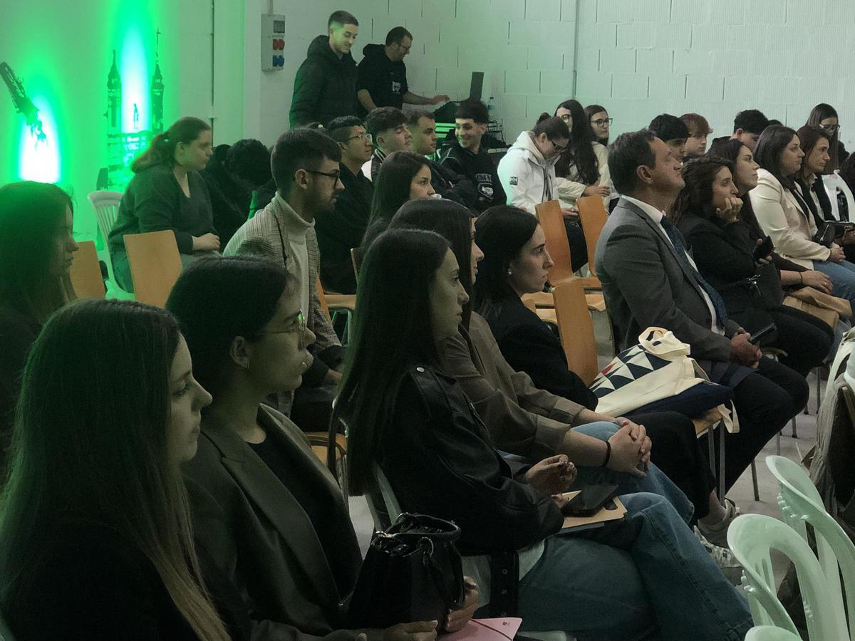 Asistentes a una de las mesas de debate de la III Feira de Emprego do Barbanza.