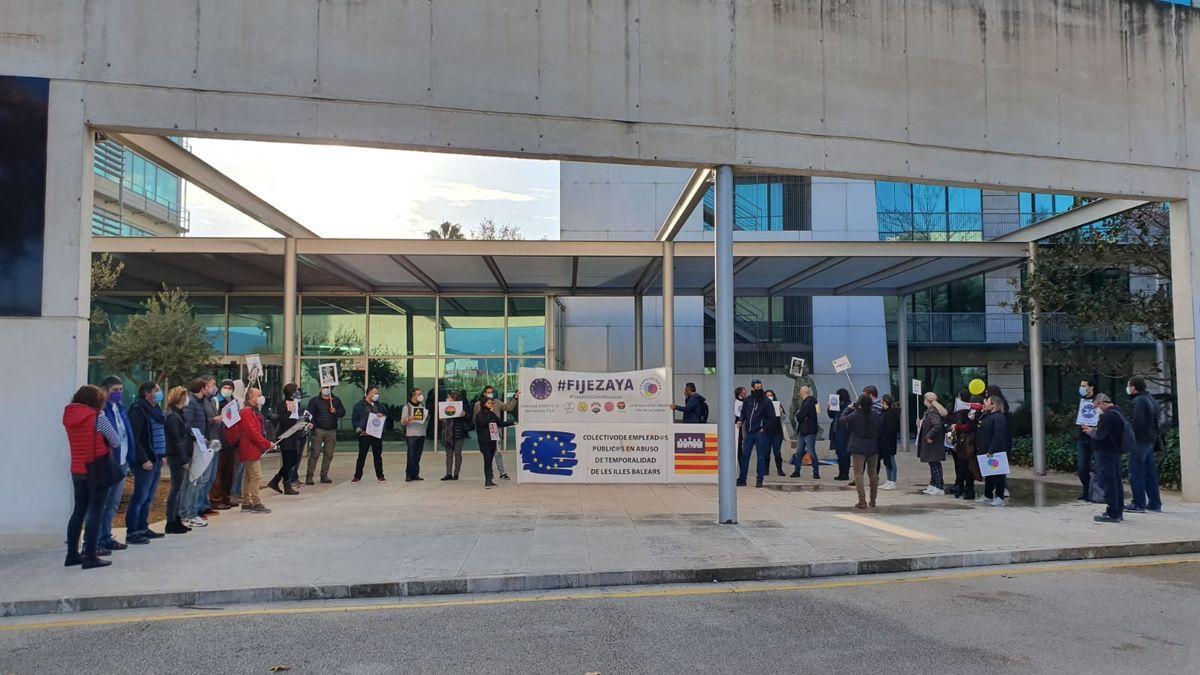 Docentes interinos protestan frente a la Conselleria contra el "abuso de temporalidad"