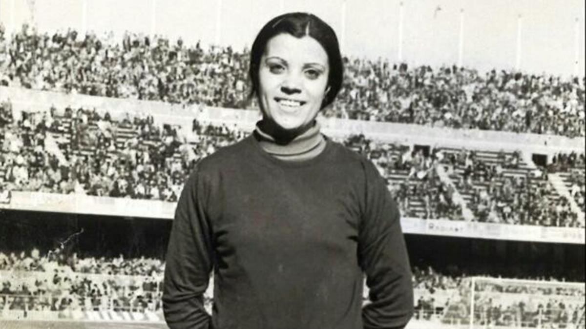 Maria Antonia Mínguez, primera portera del Barca femenino, en el Camp Nou.